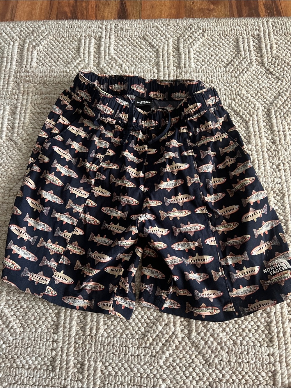 The North Face men’s navy Fish-Print Drawstring Shorts size small